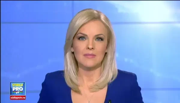 Relatia speciala legata intre o pisica si un caine. Momentele tandre, surprinse de camera