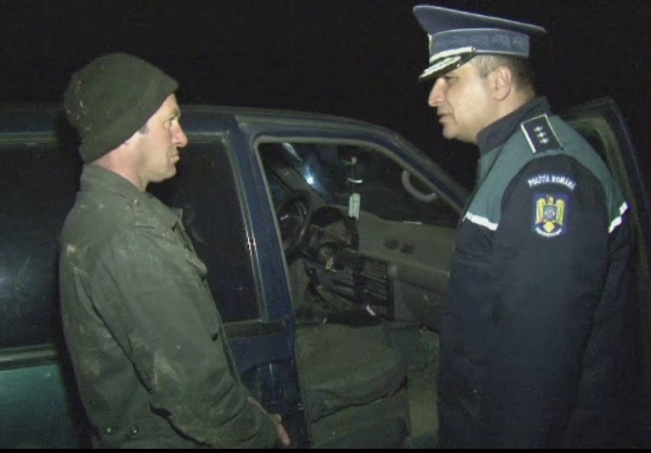 Braconieri pregatiti de vanatoare, depistati in judetul Tulcea. Ce au gasit politistii in masina lor