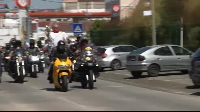 Isi ia sfanta cruce si incaleca pe motocicleta. Procesiunea religioasa neobisnuita a unui preot