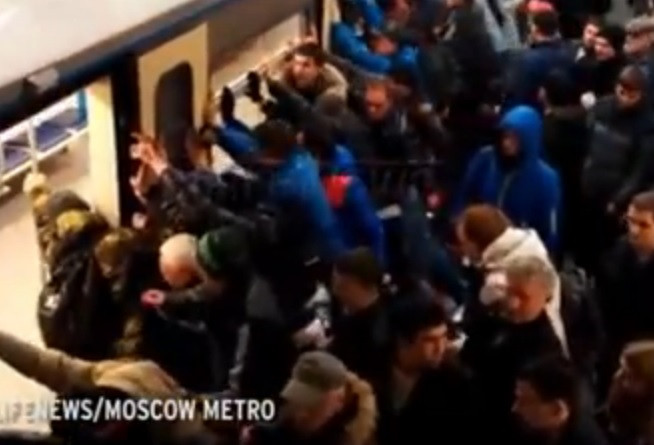 Mobilizare impresionanta la metroul din Moscova. Cum au reusit zeci de pasageri sa salveze o femeie blocata sub un tren