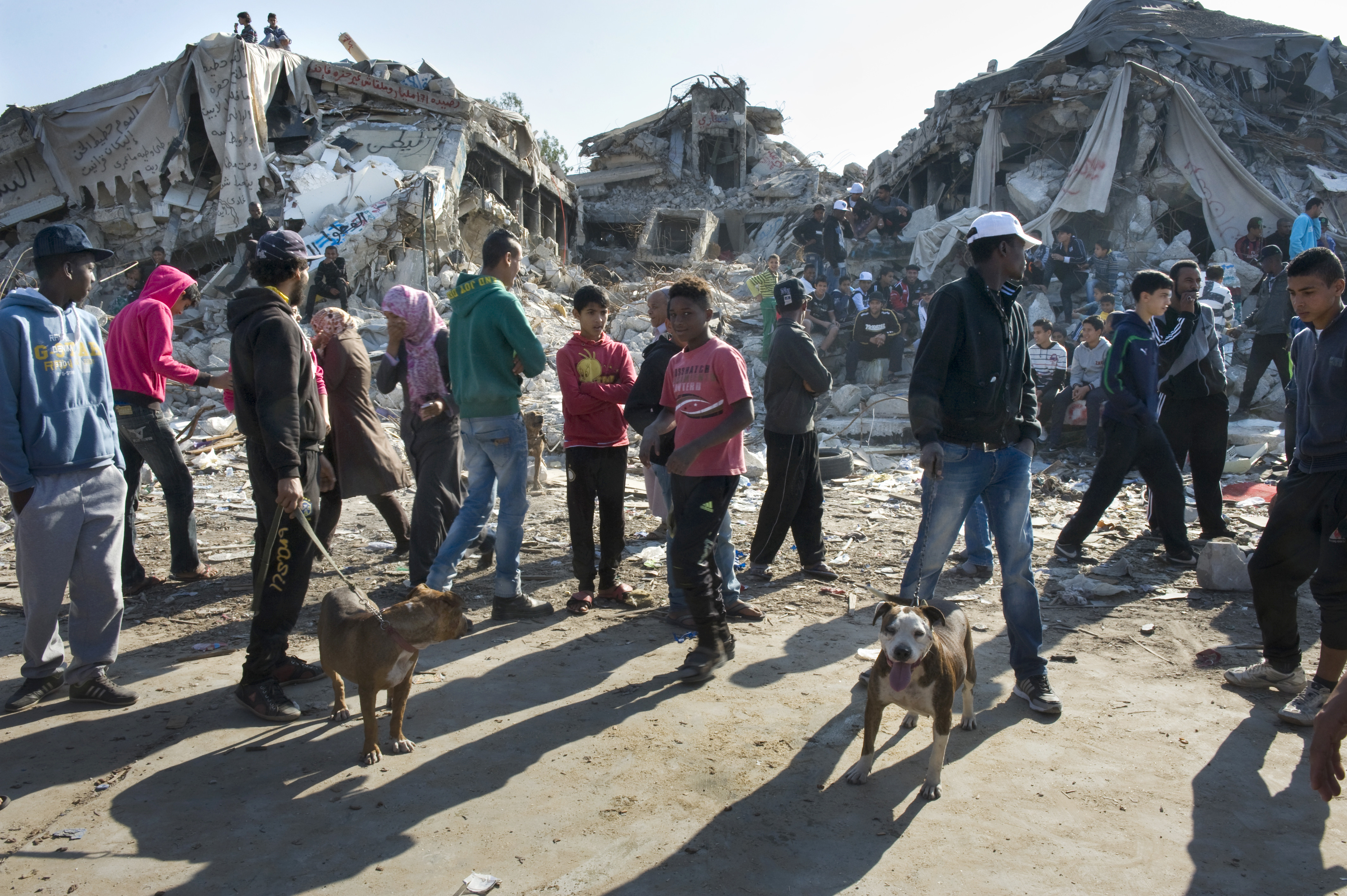 O noua tara sub asediu risca sa sfarseasca in faliment. Unul dintre cele mai mari orase, bombarbat de avioane neidentificate