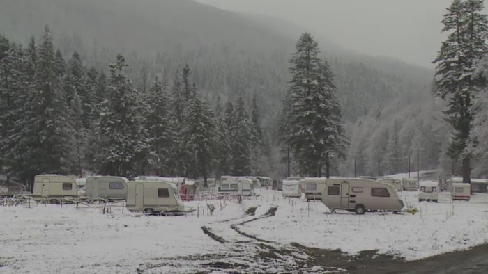 Primii turisti de "vara" au ajuns deja pe Valea Cerbului. Ce spun despre viata la rulota, la poalele muntilor