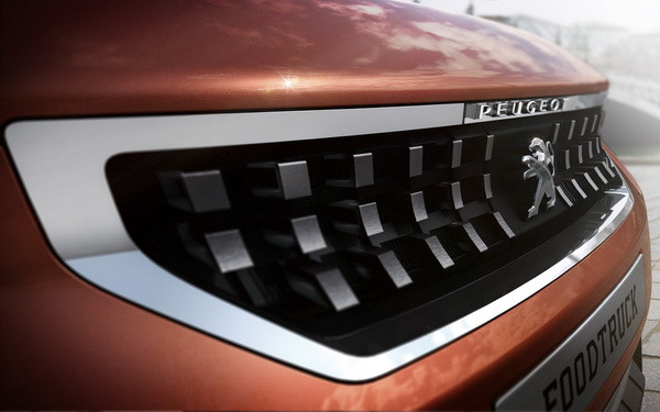 Cel mai trasnit restaurant din lume e pe roti de masina si arata din anii 2050