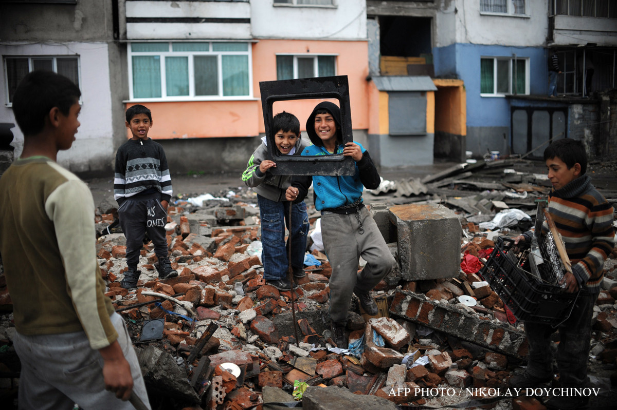 copii jucandu-se in Stolipinovo, Plovdiv - foto Mediafax