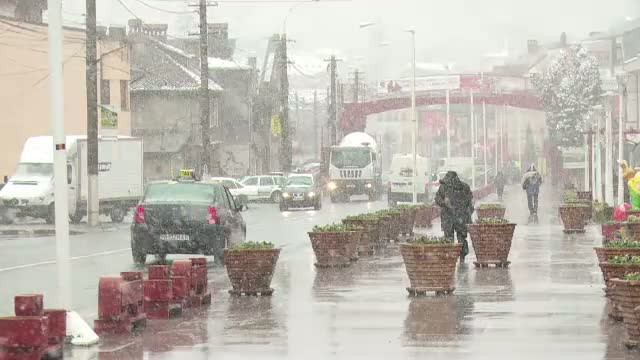 Temperaturile scad considerabil in toata tara. Vremea mohorata aduce vant, ploi si ninsori in mai multe zone din tara