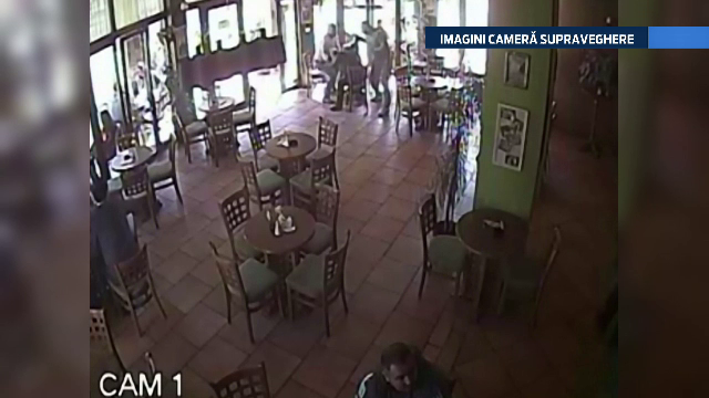 Camera de supraveghere: Un fost politist si un boxer il lovesc cu pumnii pe presedintele unui club sportiv din Baia Mare