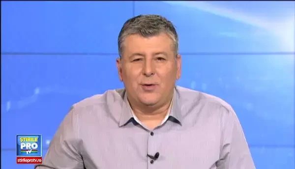 Isi ia sfanta cruce si incaleca pe motocicleta. Procesiunea religioasa neobisnuita a unui preot