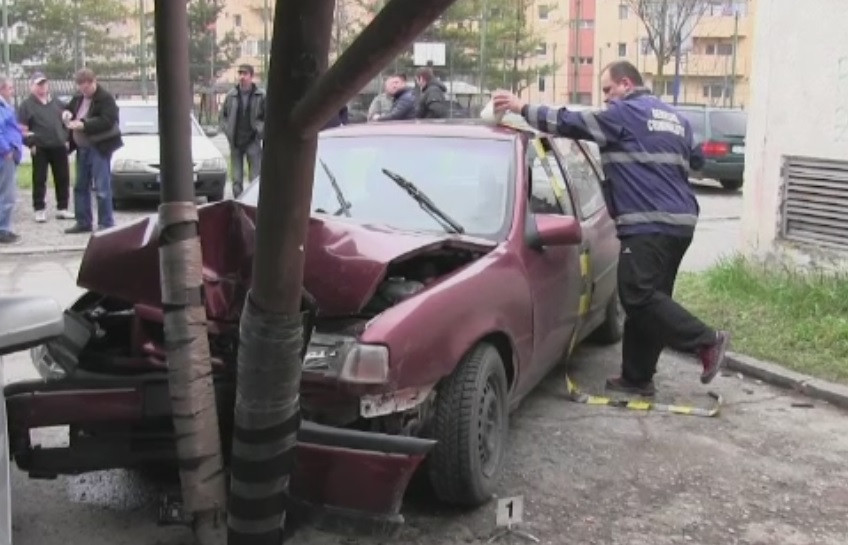 Tupeu fara margini. Un adolescent de 15 ani din Cluj a furat o masina si a intrat cu ea intr-un stalp, dar scapa basma curata