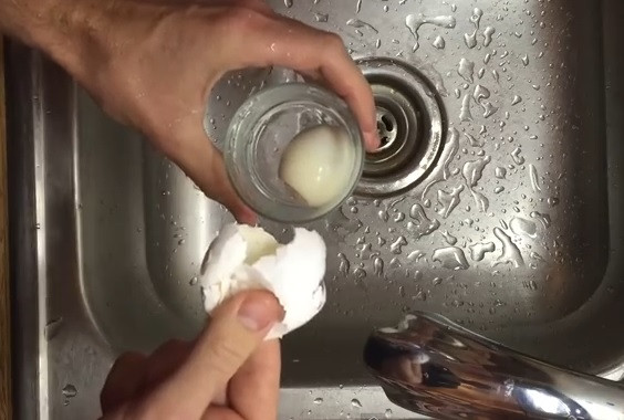 Video viral pe internet. Cum se curata un ou fiert cu ajutorul unui pahar cu apa, in doar cateva secunde. VIDEO