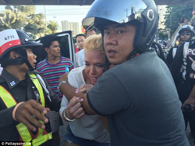 A lovit 13 autoturisme in trafic si a refuzat sa opreasca la semnalul politiei. Cum s-a incheiat urmarirea unei soferite