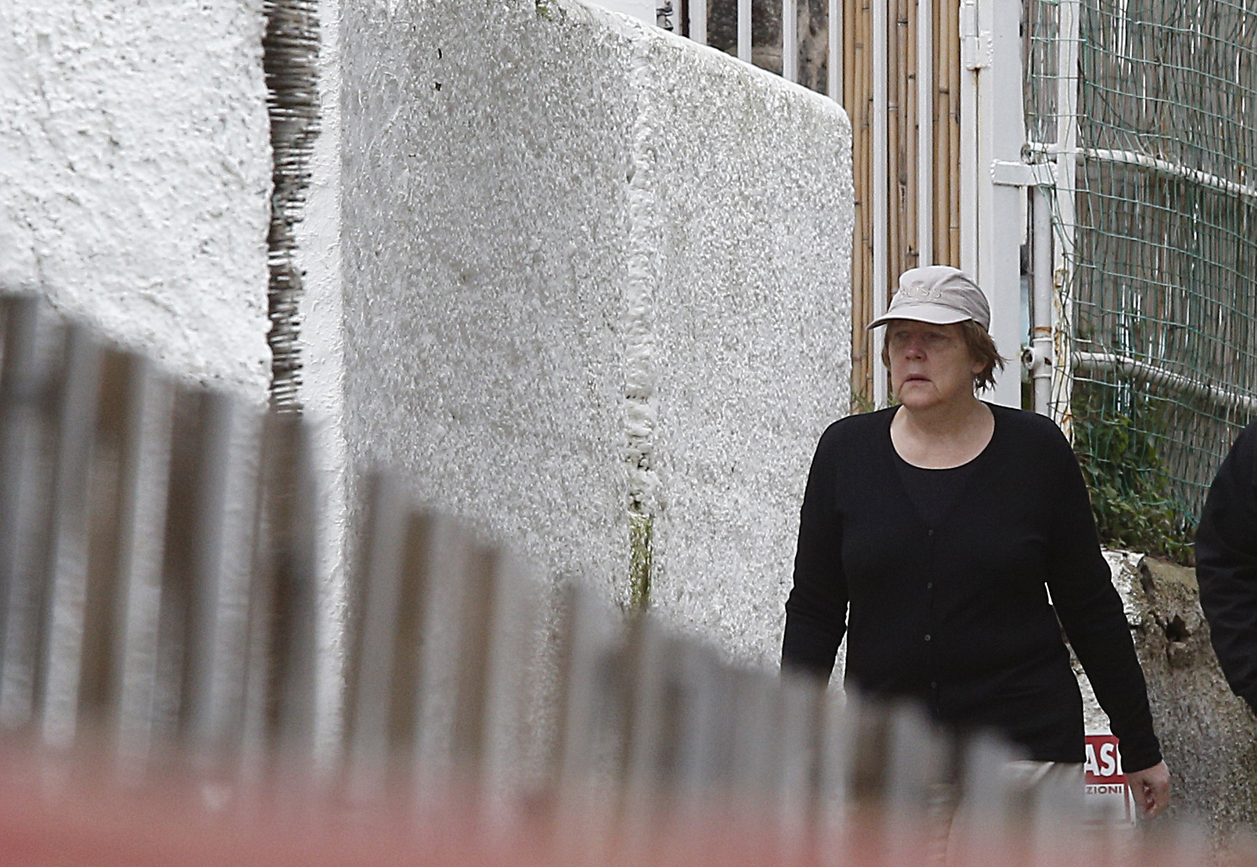 Unde isi petrece vacanta cea mai puternica femeie a lumii. Angela Merkel, de nerecunoscut cu sapca pe cap si in adidasi. FOTO