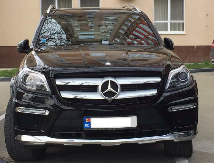 Placuta de inmatriculare care costa peste 4.000 de lei. Poate fi vazuta pe strazile din Moldova