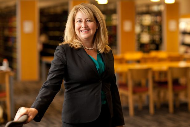 A vrut sa le trimita studentilor material didactic pentru ora de drept. Tinerii au avut un soc cand au deschis mailul. FOTO