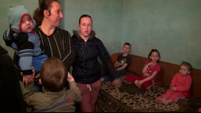 Zece frati sarmani asteapta o minune de Paste. Traiesc fara apa, fara lumina si isi fac temele pe rand, cu acelasi pix