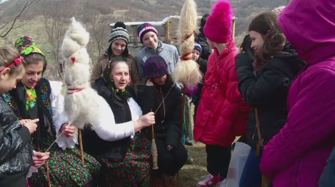 200 de elevi au trait ca intr-o poveste in tabara de pe Valea Izei. Micutii au invatat pictura pe sticla si au incondeiat oua
