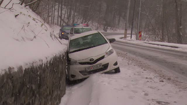 Ne pregatim de Paste, dar vremea e ca de Craciun. Zonele din Romania unde a nins si drumurile au fost blocate de troiene