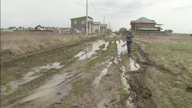 Cosmarul prin trec romanii din cartierele rezidentiale. Ploile torentiale au umplut de namol strazile neasfaltate