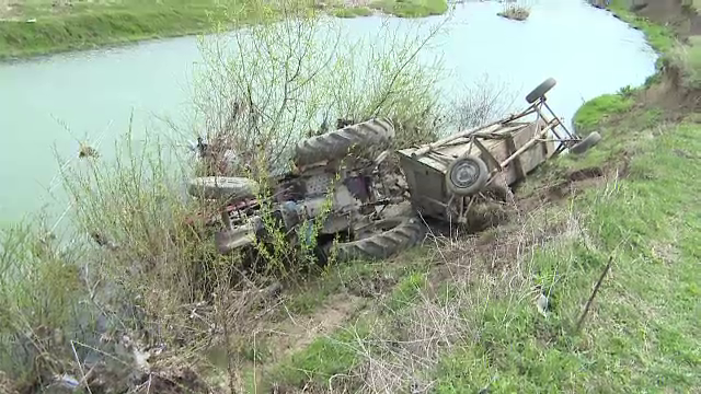 Barbat de 50 de ani ucis de un tractor care s-a rasturnat peste el. Cum s-a produs accidentul