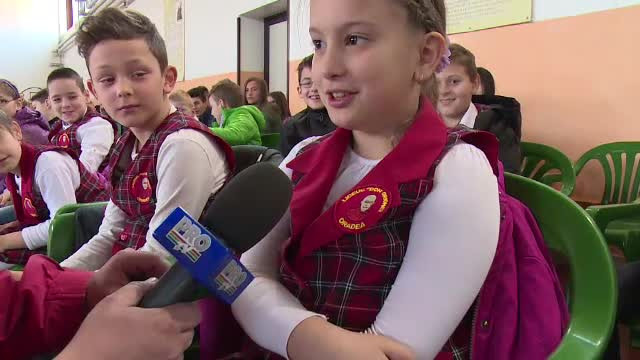 "Scoala Altfel", cu noi provocari. Sute de elevi au aflat tainele meseriei de pilot, iar in Oradea au asistat la dresaje