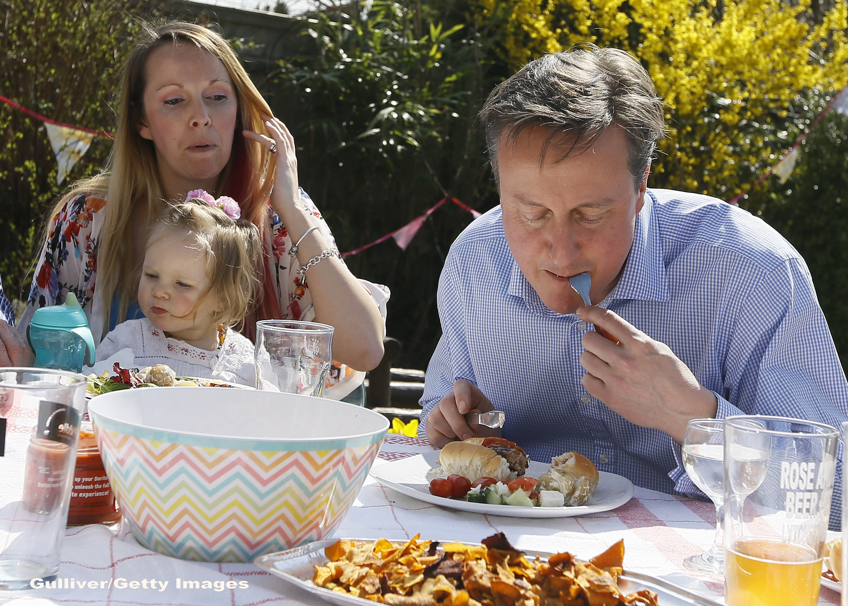 Aflat in campanie electorala, David Cameron s-a facut de ras. Premierul britanic a mancat un hot-dog cu furculita si cutitul