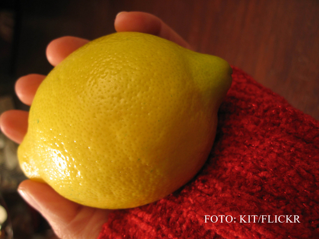 Povestirile cu corporatisti ale unei scriitoare misterioase din Romania. "Felii de lamaie"