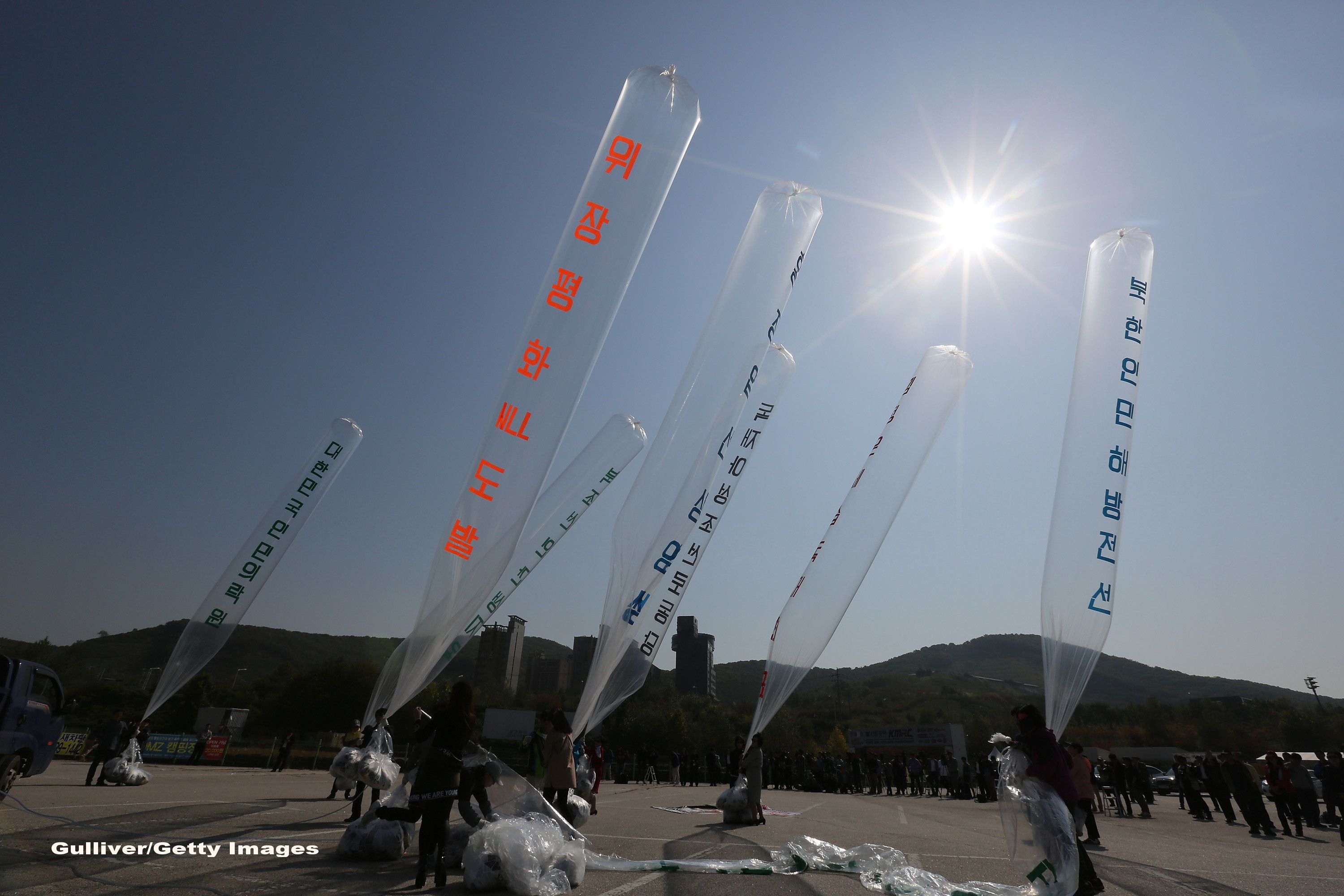 Mii de copii ale filmului "The Interview" au fost aruncate, din aer, in Coreea de Nord. Filmele au fost lansate cu baloane