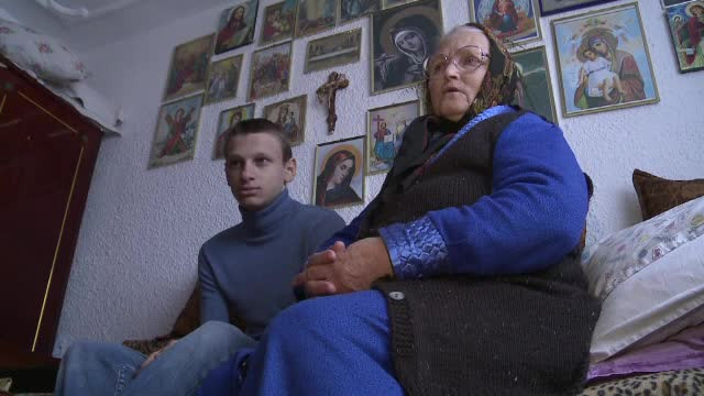 Pastele dintr-o garsoniera al unei batrane de 70 de ani si al celor doi nepoti. Sarbatorile le aduc doar lacrimi in ochi