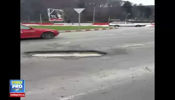 Probabil clipul anului pe sosele din Romania. Ce planteaza un grup de tineri intr-o groapa de 1,75m de pe DN1