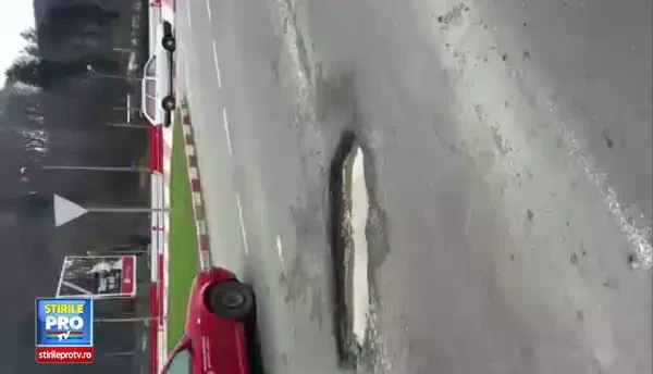 Probabil clipul anului pe sosele din Romania. Ce planteaza un grup de tineri intr-o groapa de 1,75m de pe DN1