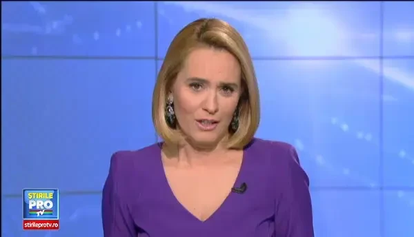 Probabil clipul anului pe sosele din Romania. Ce planteaza un grup de tineri intr-o groapa de 1,75m de pe DN1