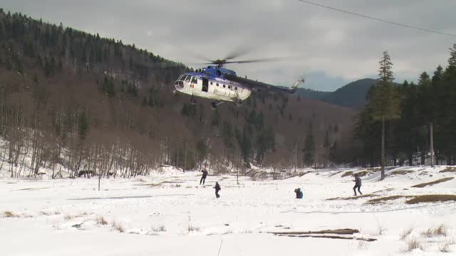 Exercitii cu ajutorul elicopterului, in muntii Bucegi. Jandarmii montani se antreneaza in cautare si salvare