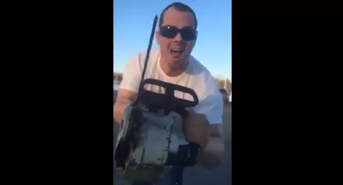 Gestul socant al unui sofer din Canada. A amenintat o familie care s-a blocat in masina cu o drujba