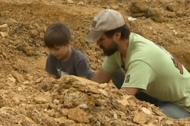Descoperirea uimitoare a unui baietel de 4 ani, care a gasit fosilele unui dinozaur vechi 100 de milioane de ani