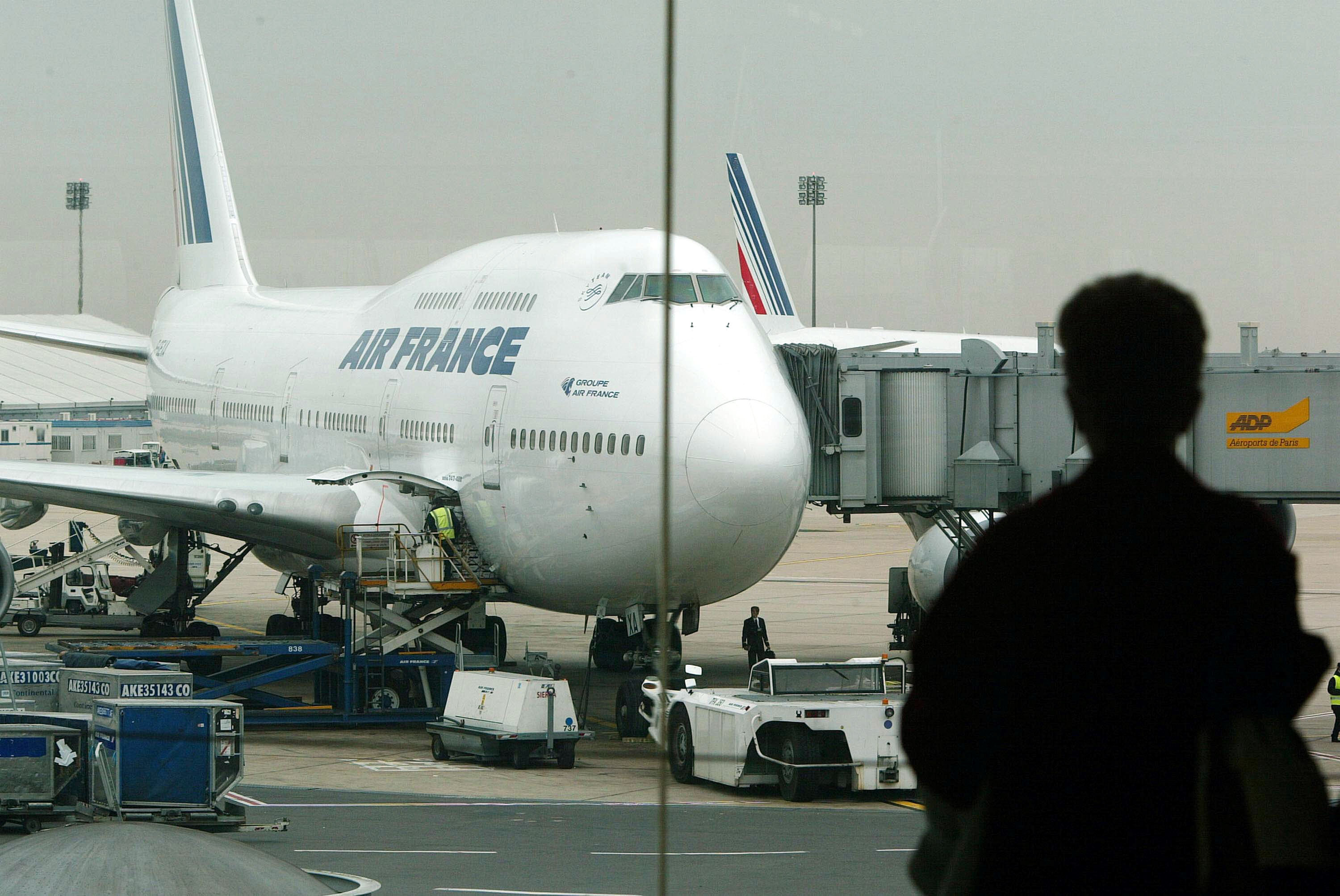 Greva controlorilor de trafic aerian din Franta continua joi. Sute de curse au fost anulate, dintre care doua pe Otopeni