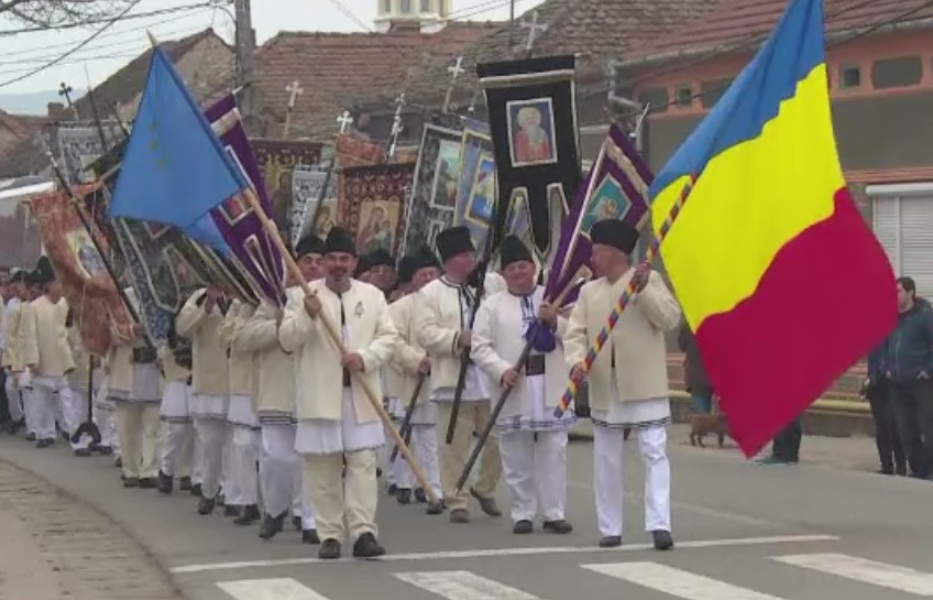 Traditie unica in Joia Mare, intr-un sat din Alba. Localnicii de 60 de ani pornesc in procesiune pe ulite, pana la biserica