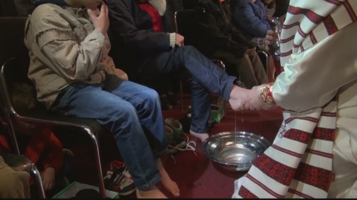 Slujba simbolica la Catedrala din Galati. IPS Casian a spalat picioarele unor copii, pentru a aminti de Iisus