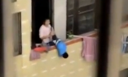 Pedeapsa ingrozitoare pe care o mama i-o aplica fiului ei. Vecinii au filmat-o cum il loveste brutal si il atarna pe balcon