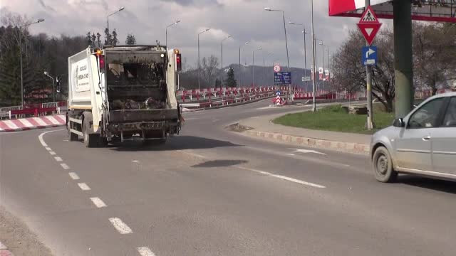 Ingroapa o panseluta si asteapta sa vezi "miracolul". Autoritatile au acoperit intr-o zi groapa cu flori de pe DN1A. VIDEO