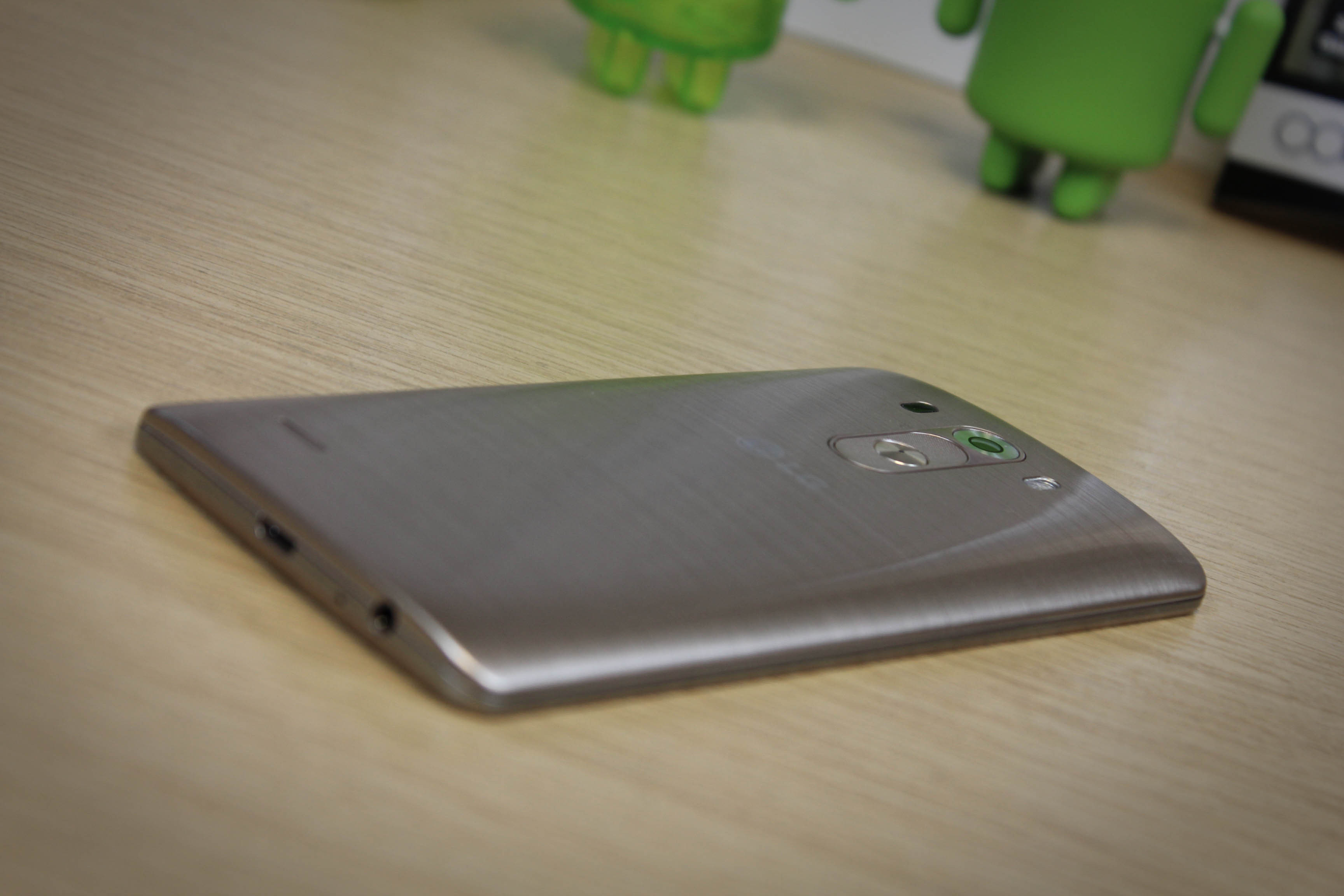 "Fratele" mai mic al celui mai bun telefon din 2014! Ce poate sa faca acest smartphone"