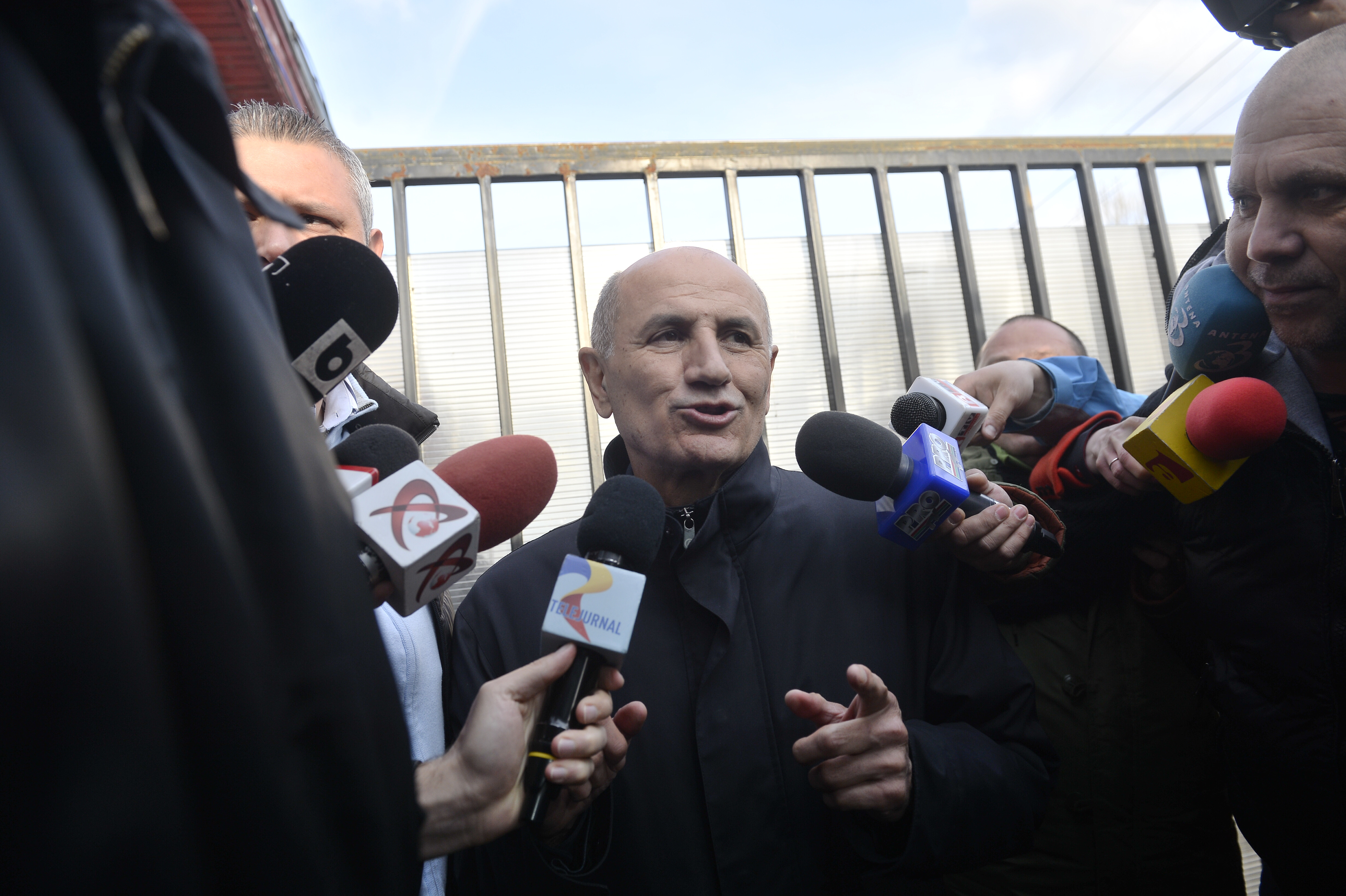 Copos si-a cumparat tot tirajul cartii, nu-l cunoaste pe autorul prefatei si neaga ca a plagiat. Primeste insa o provocare