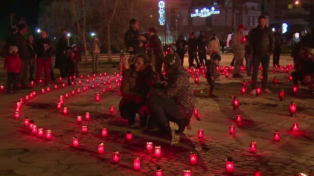 Traditie unica in Romania, pastrata cu sfintenie la Targoviste in Joia Marea. Oamenii au aprins 2016 lumanari