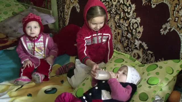 Parasiti de parinti, 3 frati din Tulcea, luati in grija de unchi. Desi nu are ce le pune pe masa, el refuza sa ii abandoneze