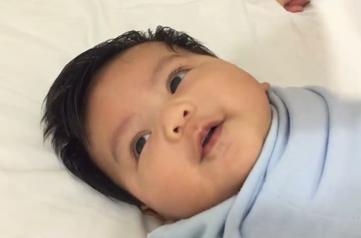 Metoda prin care poti adormi un bebelus in mai putin de UN MINUT. Un tata a descoperit asta, intamplator. VIDEO