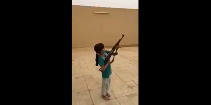 Momentul in care un cameraman a fost la un pas de a fi impuscat. Filma o fetita de 10 ani care tragea cu un AK 47