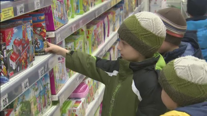 Copiii asteapta duminica venirea Iepurasului. Ouale de ciocolata si jucariile, printre cele mai cautate cadouri