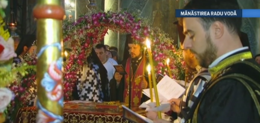 Un moment trist pentru toata crestinatatea. Ce simbolizeaza Prohodul Domnului, slujba oficiata de preoti in Vinerea Mare