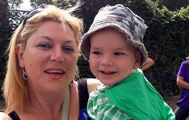 "Mai bine as muri". Drama unei romance, nevoita sa renunte la copilul de doi ani, daca va fi deportata din Noua Zeelanda