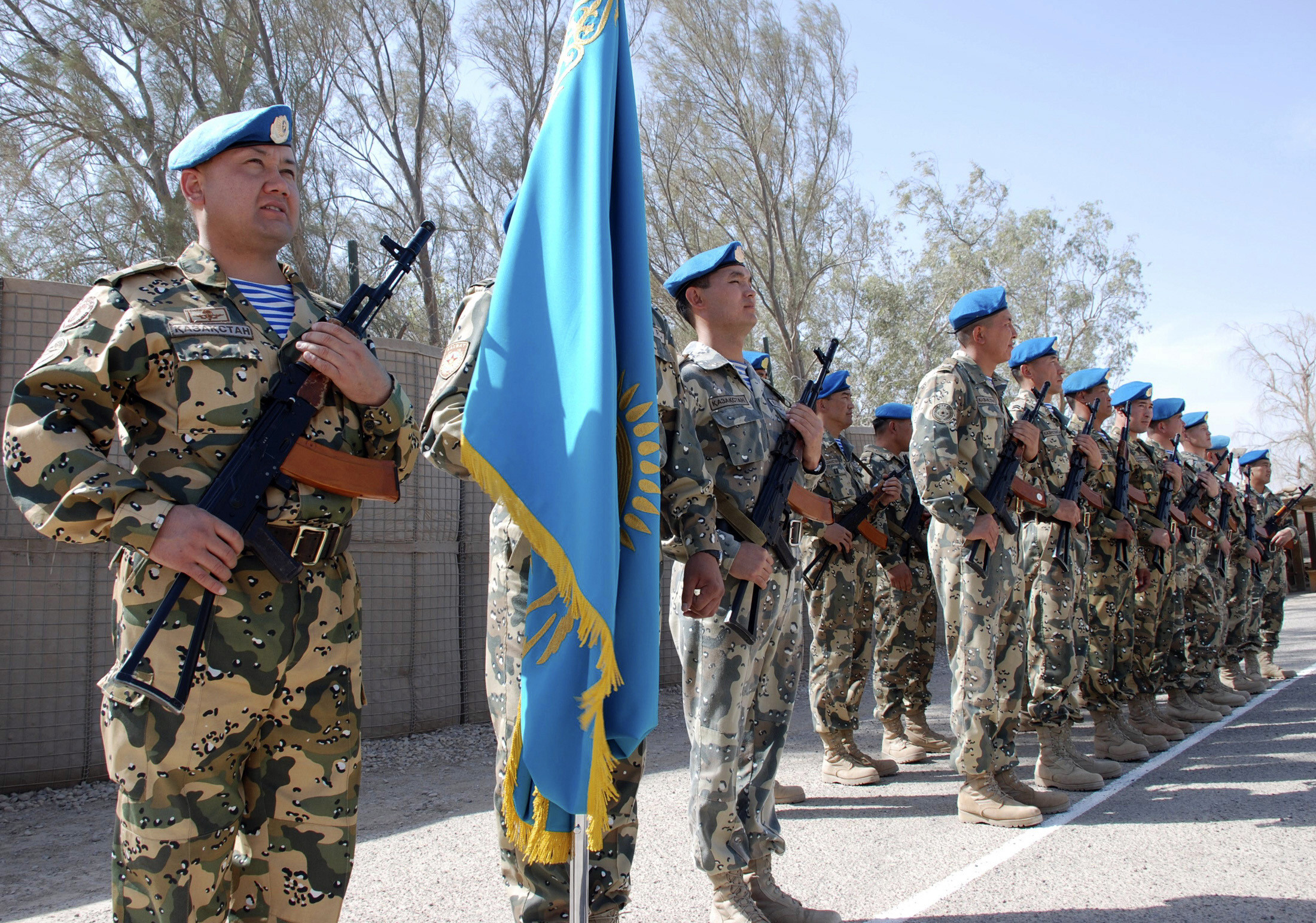 Concursul de frumusete prin care barbatii din Kazahstan sunt tentati sa se inroleze in armata