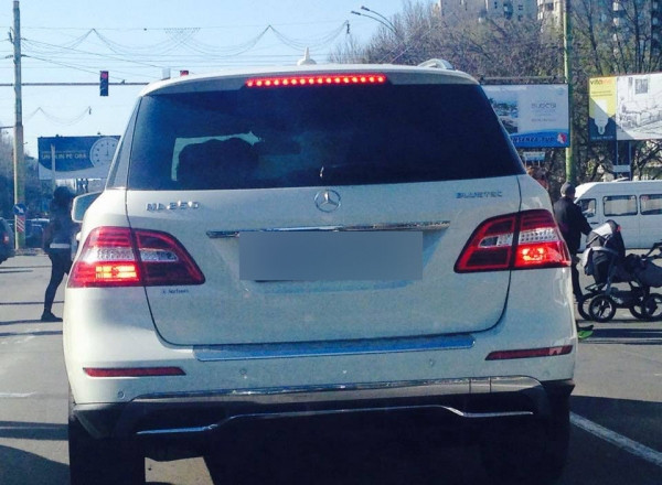 Soferul care a platit aproape 1.000 de euro pentru numarul de inmatriculare. Cum arata placuta pe care si-a pus-o pe Mercedes