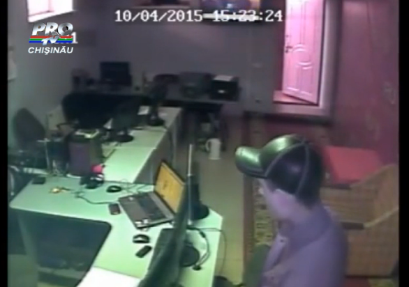 A intrat, a furat si a plecat. Momentul FILMAT in care un barbat fura, in 10 secunde, un telefon, un portofel si un iPod